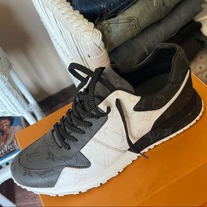 Authentic Mens Louis Vuitton runaway sneaker size 43 dust bag & box included.